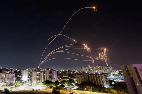 [Video] Lính Israel múa hát dưới "cơn mưa tên lửa" đánh chặn Iron Dome