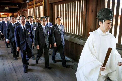 Hàn-Trung phản ứng việc Thủ tướng Nhật Bản gửi đồ lễ tới đền Yasukuni