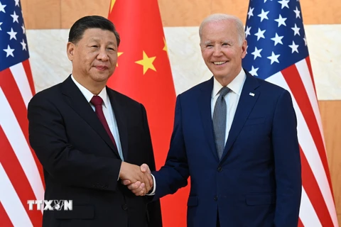 Tổng thống Mỹ Joe Biden (phải) trong cuộc gặp Chủ tịch Trung Quốc Tập Cận Bình bên lề Hội nghị Thượng đỉnh Nhóm các Nền Kinh tế Phát triển và Mới nổi hàng đầu thế giới (G20) ở Bali, Indonesia ngày 14/11/2022. (Ảnh: AFP/TTXVN)