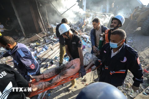 Chuyển nạn nhân sau cuộc oanh tạc của Israel xuống khu dân cư thành phố Khan Younis, Dải Gaza ngày 7/11/2023. (Ảnh: THX/TTXVN)