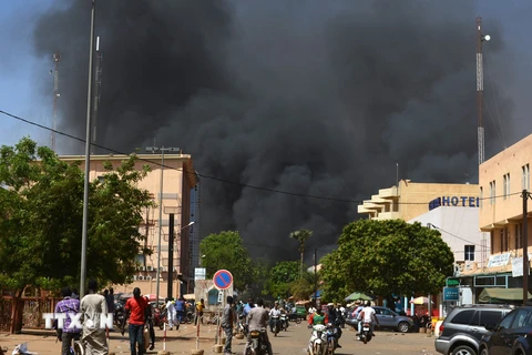 Khói bốc lên từ hiện trường một vụ tấn công ở Ouagadougou, Burkina Faso. (Ảnh: AFP/TTXVN)