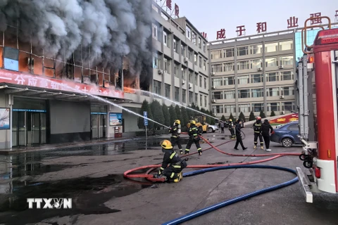 Lực lượng cứu hỏa nỗ lực dập lửa tại tòa nhà 5 tầng ở thành phố Lữ Lương, tỉnh Sơn Tây, miền Bắc Trung Quốc ngày 16/11/2023. (Ảnh: THX/TTXVN)