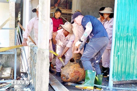 Đội Xử lý Bom mìn Lưu động của MAG tại Quảng Bình phối hợp với Bộ Chỉ huy Quân sự tỉnh Quảng Bình xử lý, di dời quả bom. (Ảnh: TTXVN phát)