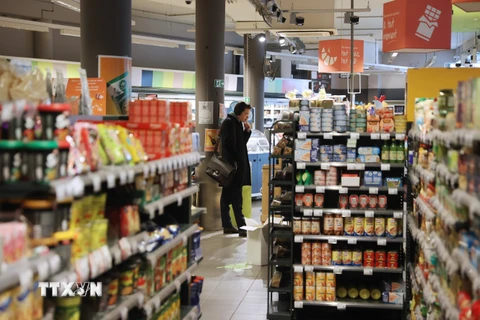 Người tiêu dùng chọn mua hàng tại một siêu thị ở Brussels, Bỉ ngày 15/11/2023. (Ảnh: THX/TTXVN)