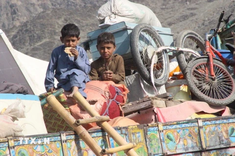 Trẻ em di cư Afghanistan về nước qua cửa khẩu Torkham ở biên giới Afghanistan-Pakistan, ngày 3/11/2023. (Ảnh: THX/TTXVN)