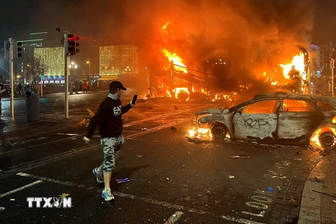 Người biểu tình đốt cháy các phương tiện trên đường phố tại Dublin, Ireland, sau vụ tấn công bằng dao ngày 23/11/2023. (Ảnh: AFP/TTXVN)
