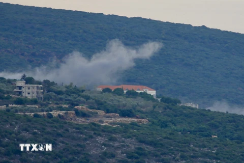 Khói bốc lên sau cuộc pháo kích của Israel tại Tayr Harfa, Liban ngày 12/11/2023. (Ảnh: THX/TTXVN)