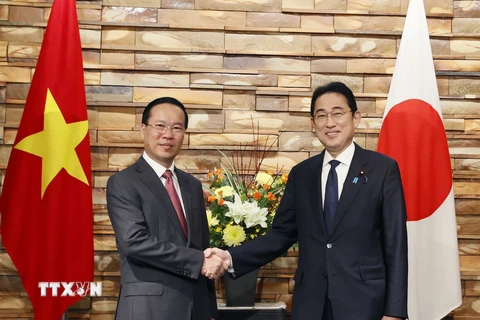 Chủ tịch nước Võ Văn Thưởng với Thủ tướng Nhật Bản Kishida Fumio. (Ảnh: Thống Nhất/TTXVN)