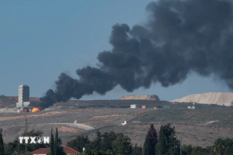 Khói lửa bốc lên sau vụ oanh tạc của quân đội Israel xuống miền Nam Liban ngày 23/11/2023. (Ảnh: THX/TTXVN)