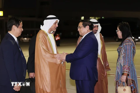 Lễ đón Thủ tướng Phạm Minh Chính và Phu nhân tại sân bay quốc tế Al Maktoum, thành phố Dubai. (Ảnh: Dương Giang/TTXVN)