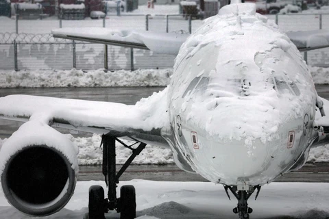 Tuyết phủ dày trên một chiếc máy bay ở Sân bay Munich của Đức. (Nguồn: Yahoo)