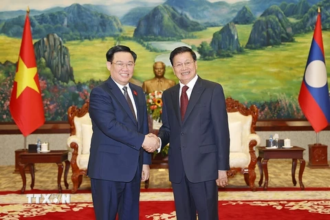 Chủ tịch Quốc hội Vương Đình Huệ hội kiến Tổng Bí thư, Chủ tịch nước Lào Thongloun Sisoulith. (Ảnh: Doãn Tấn/TTXVN)