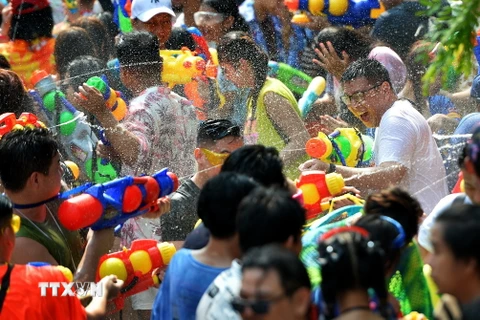 Người dân và du khách vui chơi trong Tết cổ truyền Songkran ở Bangkok, Thái Lan, ngày 13/4/2023. (Ảnh: THX/TTXVN)