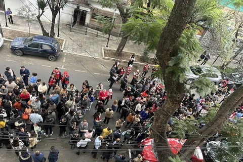 Người dân tại thành phố Mexico City chạy ra đường để tránh động đất. (Nguồn: Mạng xã hội X)