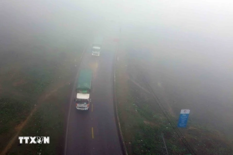 Thời tiết sương mù, tầm nhìn hạn chế tiềm ẩn nguy cơ tai nạn giao thông. (Ảnh: Quang Quyết/TTXVN)