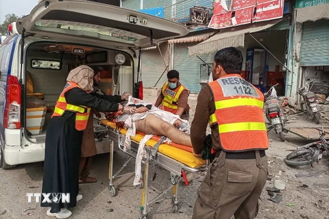 Lực lượng cứu hộ chuyển nạn nhân bị thương trong vụ đánh bom tại tỉnh Khyber Pakhtunkhwa, Pakistan, ngày 3/11/2023. (Ảnh: AFP/TTXVN)