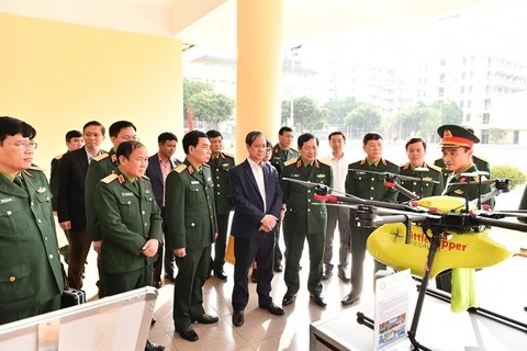Bộ trưởng Nguyễn Kim Sơn tham quan một số sản phẩm nghiên cứu khoa học của Học viện Kỹ thuật Quân sự. (Nguồn: Bộ Giáo dục và Đào tạo)