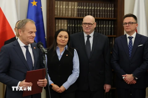 Tân Thủ tướng Ba Lan Donald Tusk (trái) và các thành viên nội các mới trong cuộc gặp Chủ tịch Hạ viện Szymon Holownia (phải) tại Warsaw ngày 12/12/2023. (Ảnh: PAP/TTXVN)