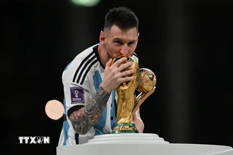 Lionel Messi ăn mừng khi đăng quang vô địch World Cup 2022. (Ảnh: AFP/TTXVN)