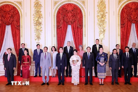 Thủ tướng Nhật Bản Kishida Fumio và Phu nhân và Trưởng đoàn các nước ASEAN chụp ảnh chung. (Ảnh: Dương Giang/TTXVN)