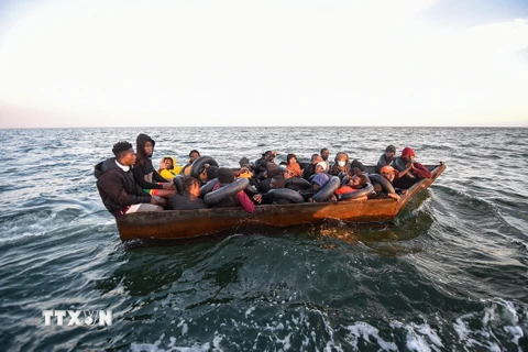 Người di cư chờ được giải cứu trên Địa Trung Hải. (Ảnh: AFP/TTXVN)