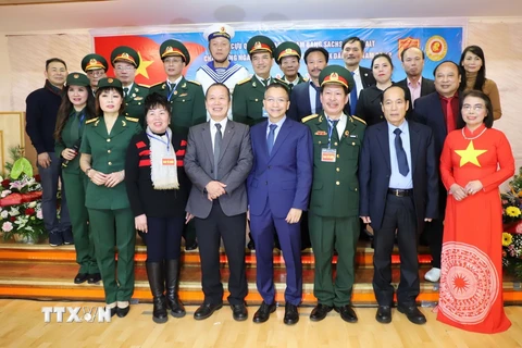 Tham tán công sứ Chu Tuấn Đức (giữa, hàng đầu) chụp ảnh lưu niệm cùng Hội Cựu Chiến binh Việt Nam bang Sachsen-Anhalt trong Lễ kỷ niệm 79 năm thành lập Quan đội Nhân dân Việt Nam. (Ảnh: Thu Hằng/TTXVN)