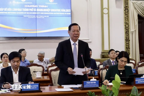 Chủ tịch Ủy ban Nhân dân Thành phố Hồ Chí Minh Phan Văn Mãi phát biểu tại cuộc gặp gỡ doanh nghiệp Singapore. (Ảnh: Xuân Anh/TTXVN)