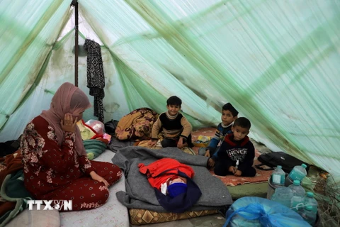 Trẻ em Palestine tại khu lều tạm ở Khan Younis, phía nam Dải Gaza, ngày 13/12/2023. (Ảnh: THX/TTXVN)