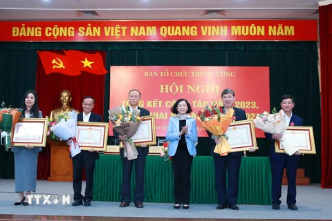 Đồng chí Trương Thị Mai trao Huân chương Lao động của Chủ tịch nước và Bằng khen của Thủ tướng Chính phủ cho các cá nhân có thành tích xuất sắc. (Ảnh: Phương Hoa/TTXVN)