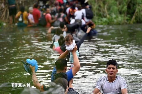 Người di cư từ Matamoros, bang Tamaulipas (Mexico) vượt sông Rio Grande để tìm cách vào Mỹ. (Ảnh: AFP/TTXVN)