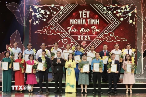 Lãnh đạo Thành uỷ Thành phố Hồ Chí Minh và Hội Nông dân Thành phố trao thư cảm ơn các đơn vị ủng hộ chương trình. (Ảnh: Xuân Anh/TTXVN)