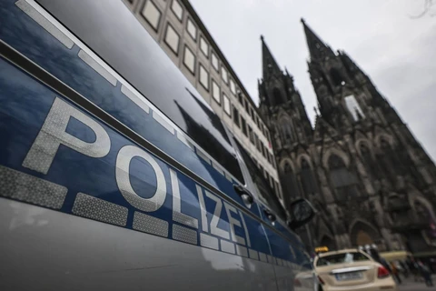 Xe cảnh sát đỗ trước của Nhà thờ lớn của thành phố Köln, Đức. (Ảnh: Reuters)