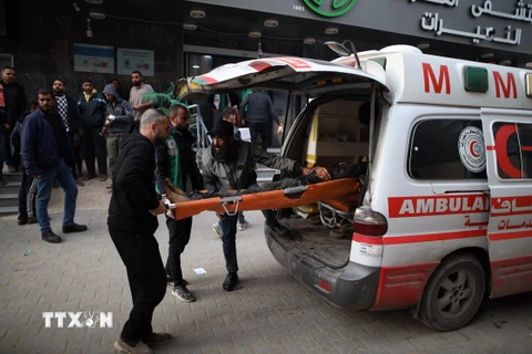 Chuyển người bị thương tới bệnh viện sau cuộc không kích của Israel tại Dải Gaza ngày 28/12/2023. (Ảnh: THX/TTXVN)