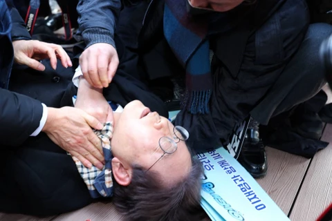 Chủ tịch đảng Dân chủ (DP) đối lập Lee Jae-myung bị đâm vào cổ. (Nguồn: Yonhap)