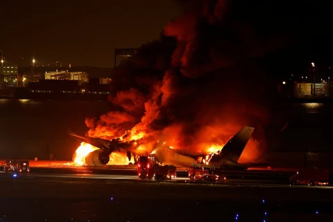 Chiếc máy bay chở khách của Japan Airlines bốc cháy dữ dội. (Nguồn: Sky News)