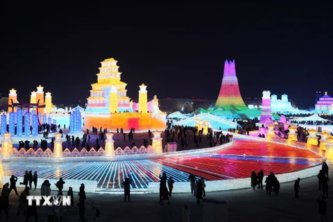 Liên hoan băng đăng quốc tế Cáp Nhĩ Tân, tỉnh Hắc Long Giang, Trung Quốc, thu hút đông đảo du khách tới chiêm ngưỡng. (Ảnh: THX/TTXVN)
