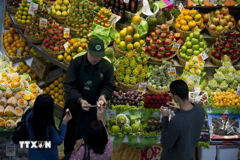 Người dân mua bán tại một chợ ở thành phố Sao Paulo, Brazil. (Ảnh: AFP/TTXVN)