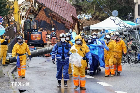 Lực lượng cứu hộ tìm kiếm người mất tích sau động đất tại tỉnh Ishikawa, Nhật Bản ngày 6/1/2024. (Ảnh: Kyodo/TTXVN)