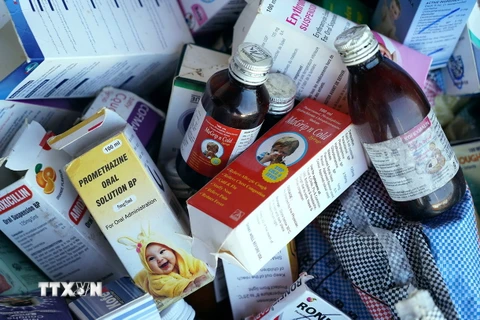 Các loại thuốc ho trẻ em liên quan đến trường hợp trẻ em tử vong được thu giữ ở Banjul, Gambia, ngày 6/10/2022. (Ảnh: AFP/TTXVN)