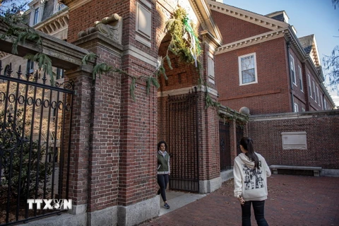 Cổng trường Đại học Harvard tại Cambridge, Massachusetts, Mỹ, ngày 12/12/2023. (Ảnh: AFP/TTXVN)