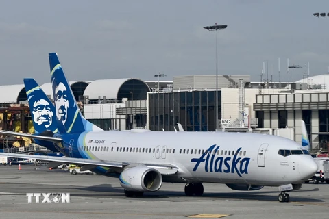 Máy bay Boeing 737 Max 9 của Hãng hàng không Alaska Airlines tại sân bay quốc tế Los Angeles, bang California, Mỹ ngày 11/1/2023. (Ảnh: AFP/TTXVN)