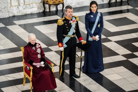 Nữ Hoàng Margrethe II vàThái tử Frederik cùng phu nhân, Công nương Mary. (Ảnh: AP)
