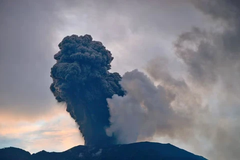 Núi lửa Marapi trên đảo Sumatra phun khói bụi. (Ảnh: Reuters)