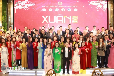 Đại diện các hội đoàn người Việt cùng cán bộ Đại sứ quán Việt Nam và các vị đại biểu khách mời Hàn Quốc chụp ảnh lưu niệm. (Ảnh: Đức Thắng/TTXVN)