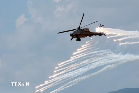Máy bay Apache tham gia cuộc tập trận bắn đạn thật Mỹ-Hàn Quốc tại thao trường Seungjin ở Pocheon. (Ảnh: YONHAP/TTXVN)