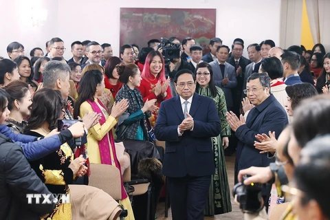 Thủ tướng thăm Đại sứ quán và gặp gỡ Cộng đồng Người Việt Nam tại Romania