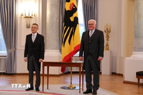 Đại sứ Vũ Quang Minh (trái) và Tổng thống Đức Frank-Walter Steinmeier tại Lễ trình Quốc thư. (Ảnh: Phương Hoa/TTXVN)