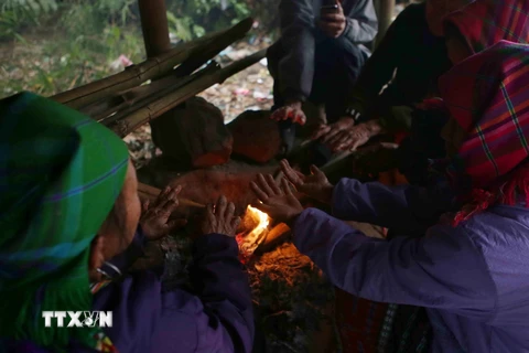 Người dân phải đốt lửa để chống chọi với giá rét 5-6 độ C tại khu vực đèo Giang Ma, huyện Tam Đường, tỉnh Lai Châu. (Ảnh: Quý Trung/TTXVN)