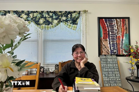 Chị Ngô Kim Việt tại nhà riêng bang Virginia, Mỹ. (Ảnh: Hồng Nguyên/TTXVN)
