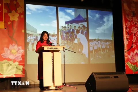 Bà Nguyễn Quỳnh Phương, Lãnh sự phát biểu khai mạc Tết cộng đồng tại Frankfurt. (Ảnh: Thu Hằng/TTXVN)